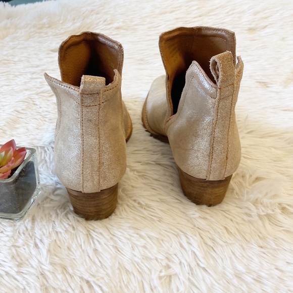 DIBA Later On V Cut Out Metallic gold shimmer heel ankle bootie women’s 6 - Picture 9 of 10